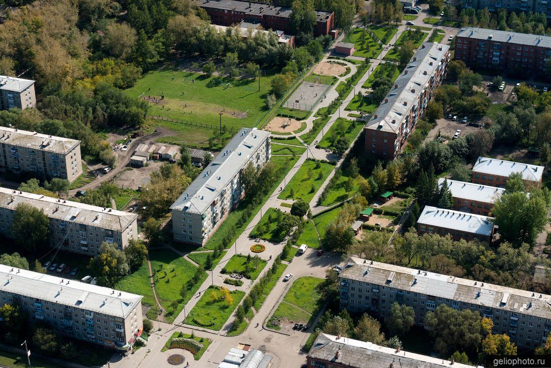 Бульвар в городке Нефтяников в Омске фото