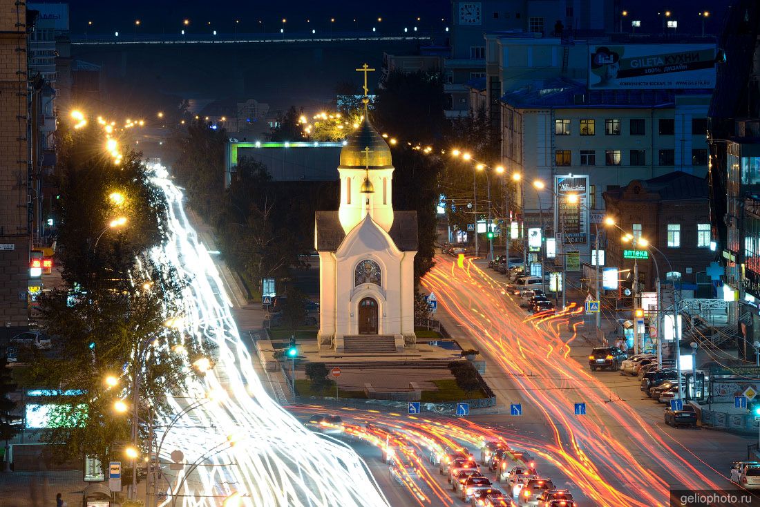 Часовня Николая Чудотворца в Новосибирске вечером фото