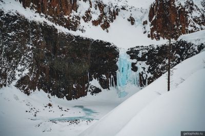 Водопад Красные камни зимой фото