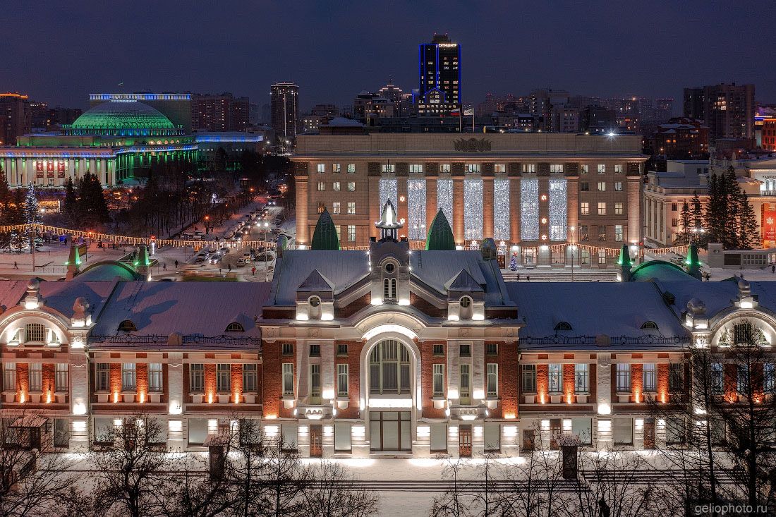 Краеведческий музей в Новосибирске ночью фото