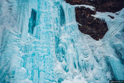 Водопад Красные камни зимой фото