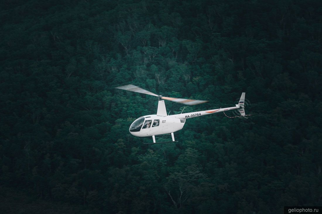 Белый вертолёт Robinson R44 фото