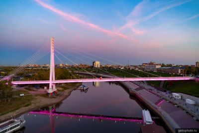 Мост Влюблённых в Тюмени вечером фото