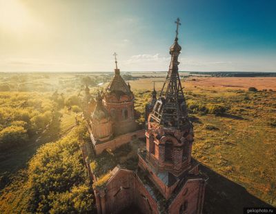 Заброшенная церковь Троицы Живоначальной в Танкеевке с высоты фото