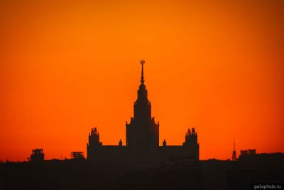 Силуэт МГУ на закате в Москве фото