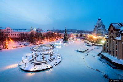 Центральная площадь Ханты-Мансийска фото