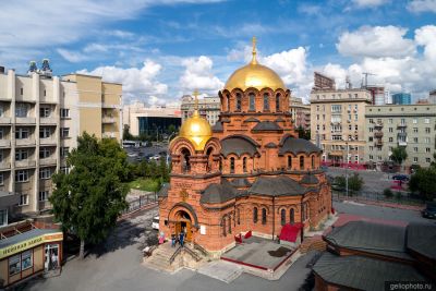Собор Александра Невского в Новосибирске летом фото