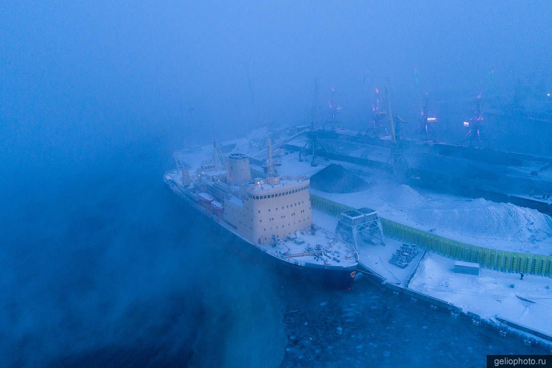 Морское судно в порту Мурманска фото