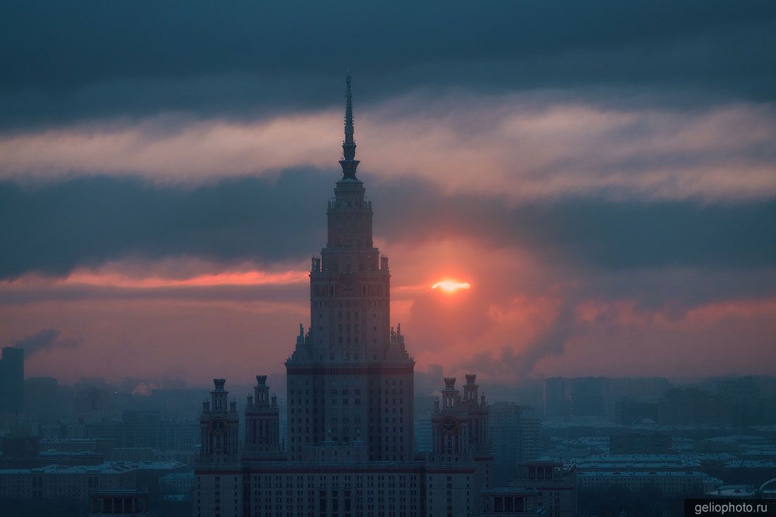 МГУ Ломоносова в Москве на закате фото