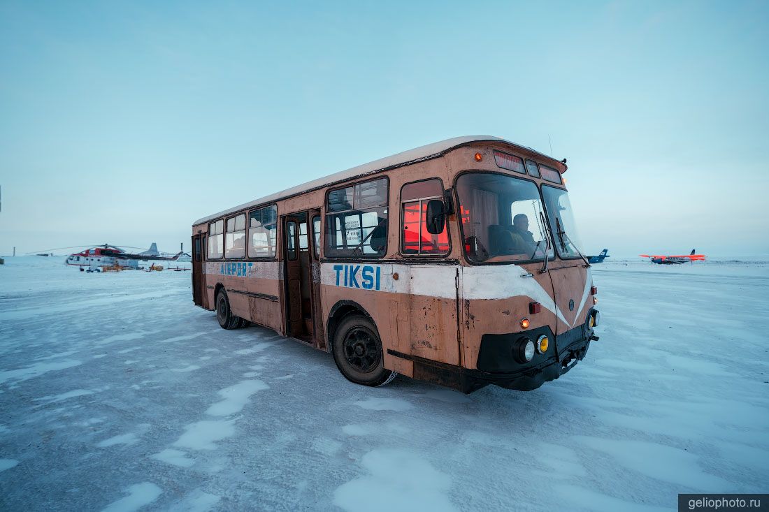 Автобус ЛиАЗ-677 в аэропорту Тикси фото