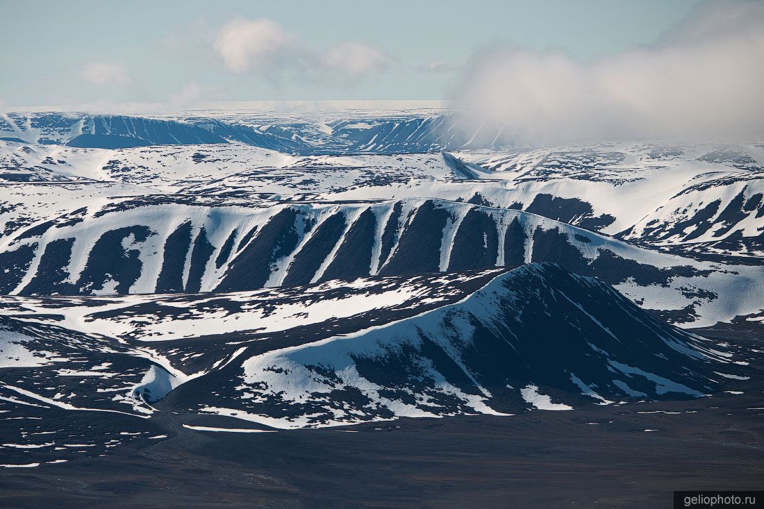 Заснеженные горы архипелага Северная Земля фото