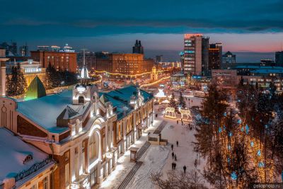 Краеведческий музей в Новосибирске вечером фото