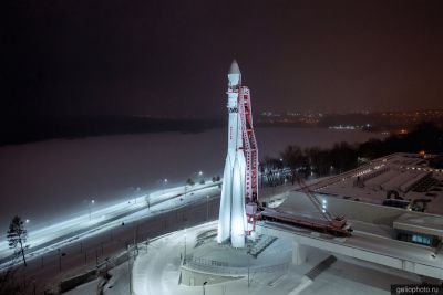 Ракета-дублёр Гагарина в Калуге ночью фото