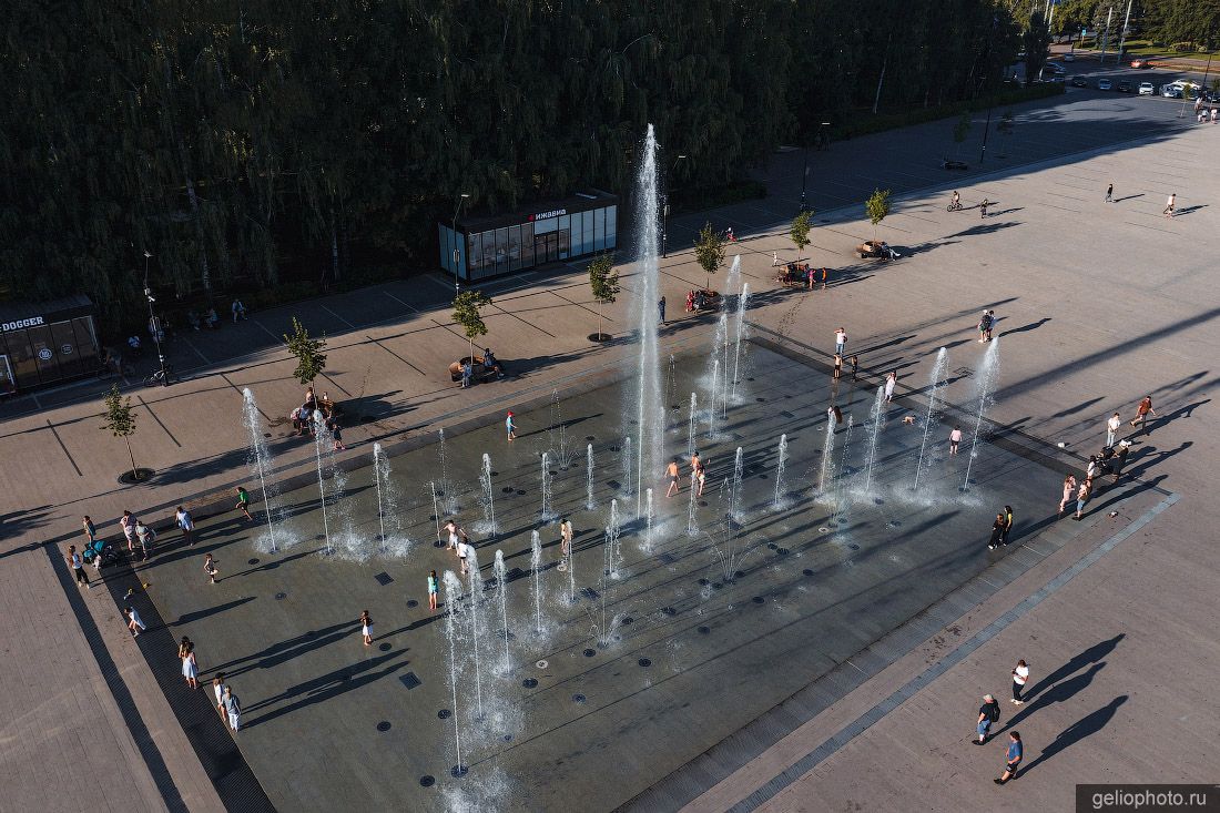 Фонтан на Центральной площади Ижевска с высоты фото