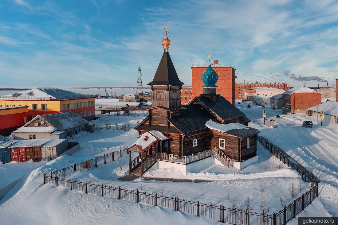 Спасо-Богоявленский храм в Хатанге фото