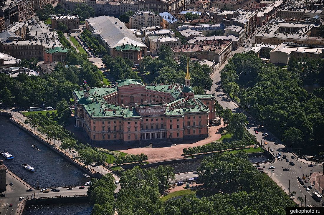 Михайловский замок в Санкт-Петербурге фото