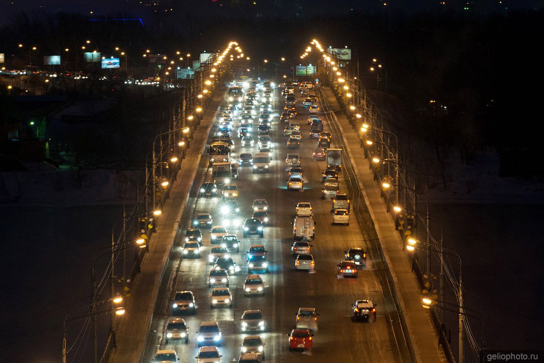 Коммунальный мост в Красноярске ночью фото