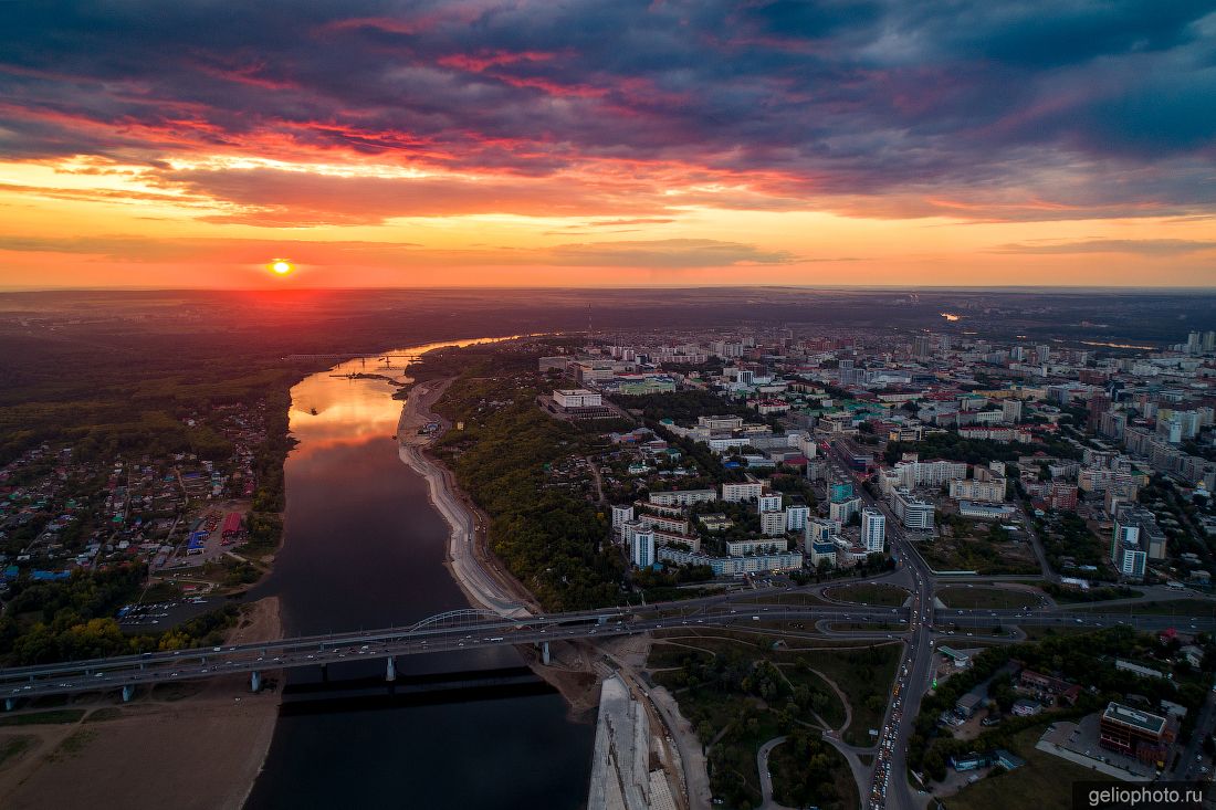 Центр Уфы с высоты на закате фото