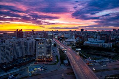 Октябрьская магистраль в Новосибирске вечером фото
