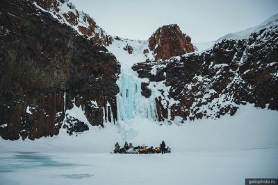 Замёрзший водопад Красные камни фото