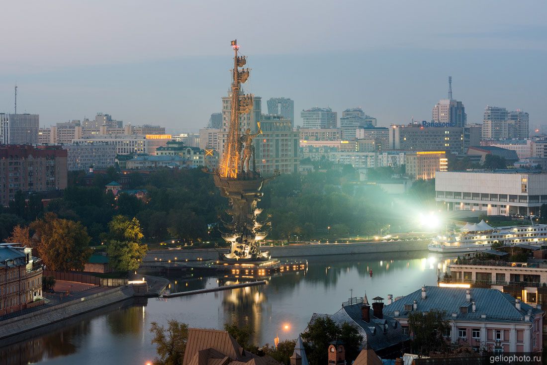 Памятник Петру Первому в Москве фото