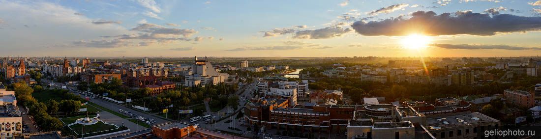 Панорама центра Омска на закате фото