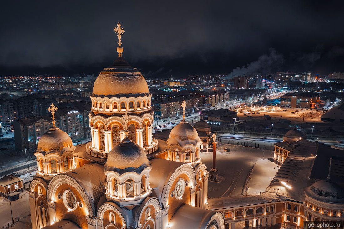 Собор Преображения Господня в Салехарде ночью фото