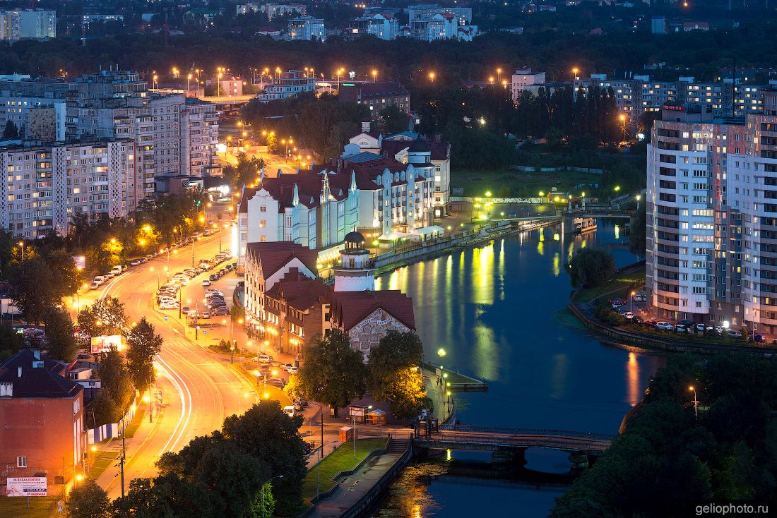 Рыбная деревне в Калининграде ночью фото