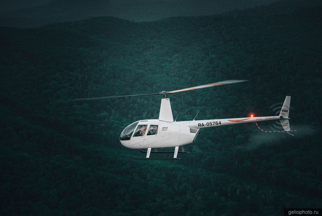 Вертолёт Robinson R44 в полёте фото