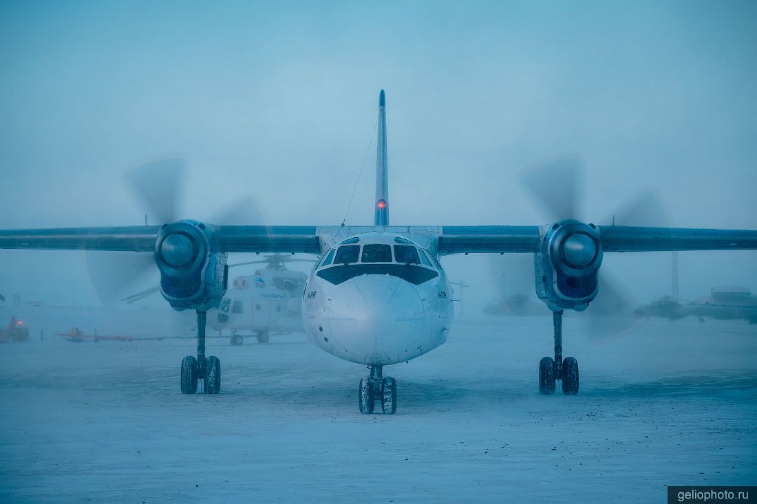 Ан-24 авиакомпании Полярные авиалинии в Тикси фото