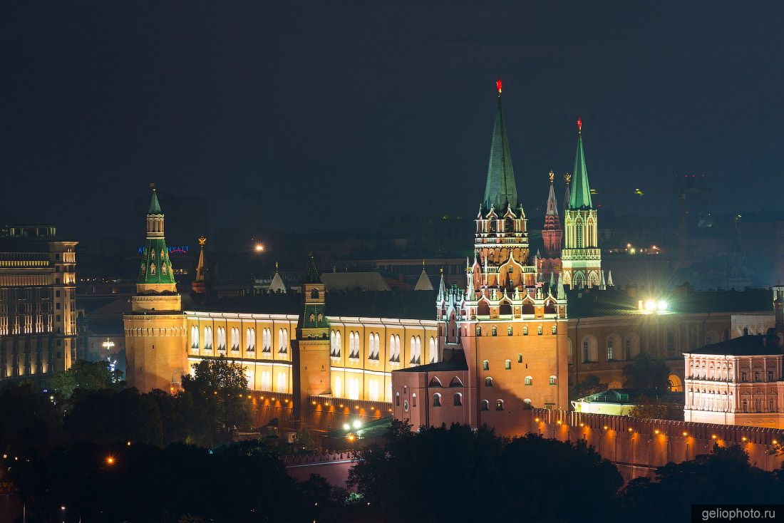 Троицкая башня Московского Кремля ночью фото
