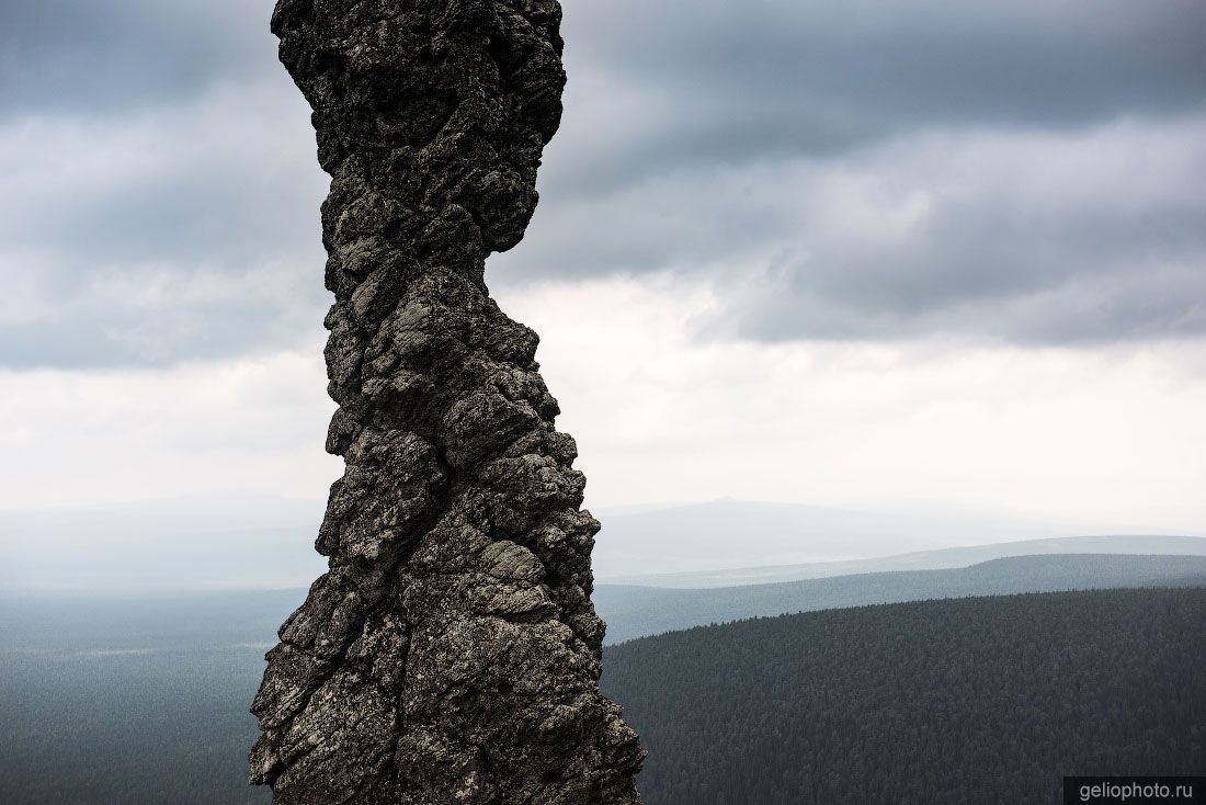 Каменный столб Маньпупунёр на Урале фото