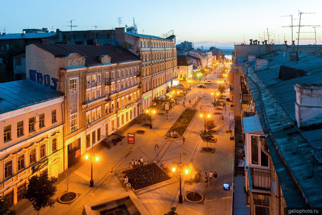 Пешеходная улица Ленинградская в Самаре вечером фото