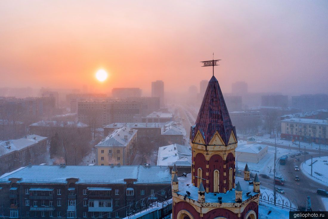 Дом с башенкой в Новокузнецке с высоты фото