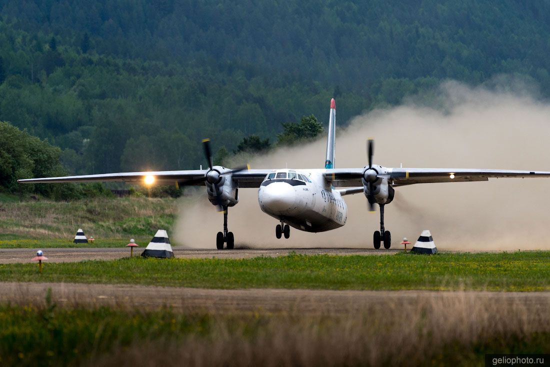 Самолёт Ан-26 на посадке в аэропорту Бодайбо фото