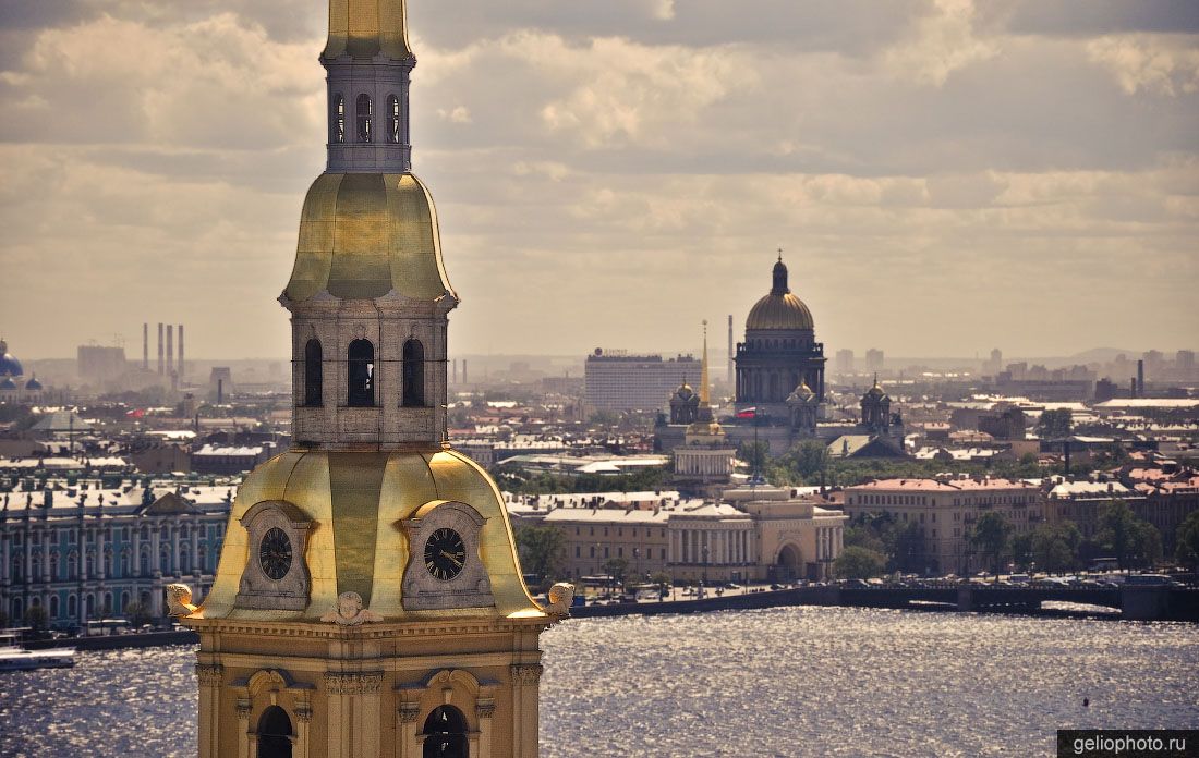 Башня Петропавловского собора в Санкт-Петербурге фото
