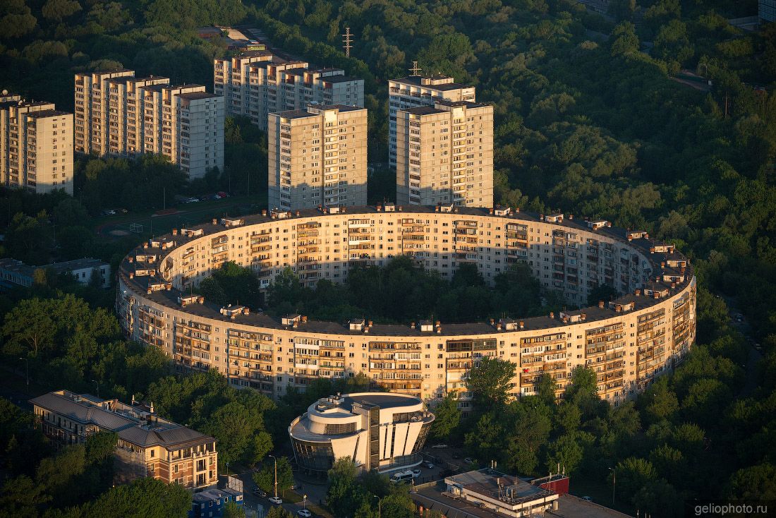 Круглый дом на улице Довженко в Москве фото