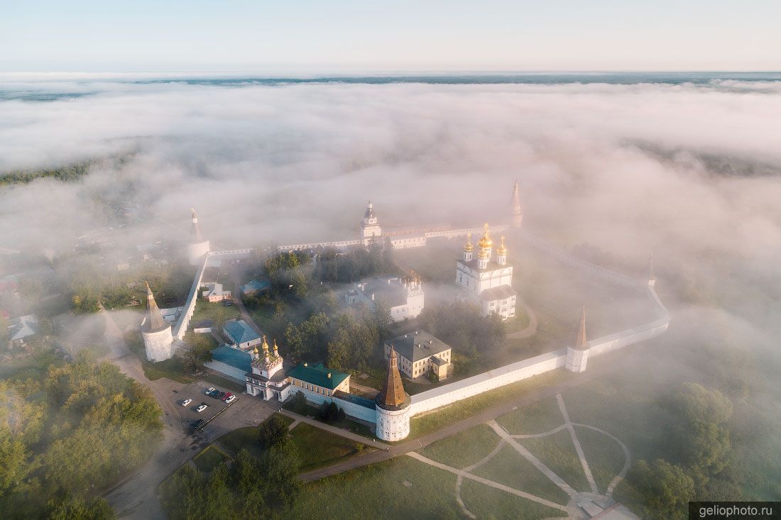 Свято-Успенский мужской монастырь в Волоколамске фото