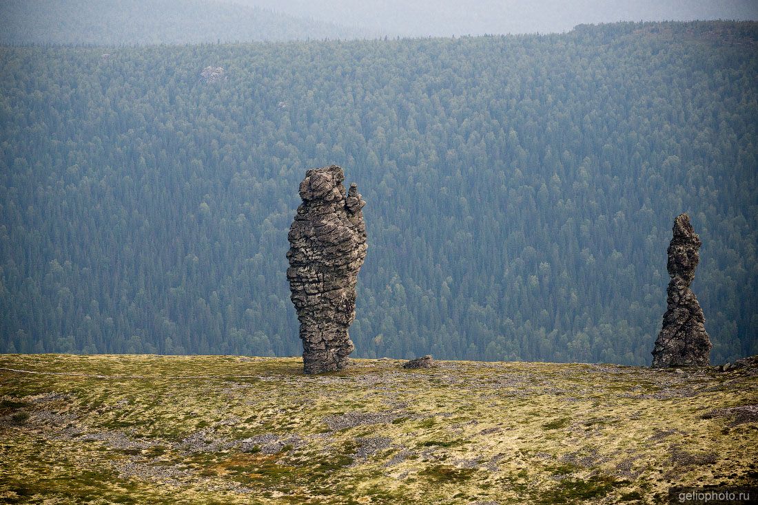 Каменные столбы Маньпупунёр на Урале фото