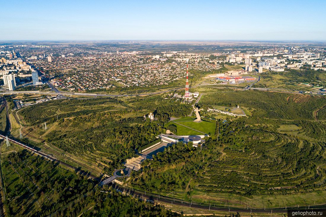 Мамаев курган с высоты в Волгограде фото