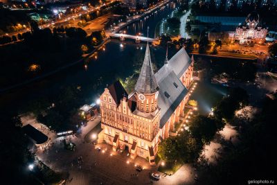 Кафедральный собор в Калининграде с высоты ночью фото