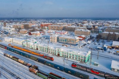 Железнодорожный вокзал в городе Тайга с высоты фото