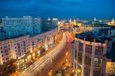 Улица Тверская в Москве вечером фото