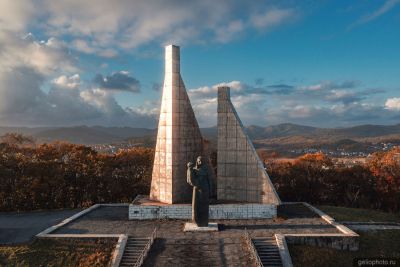 Мемориал Скорбящая мать в Находке фото