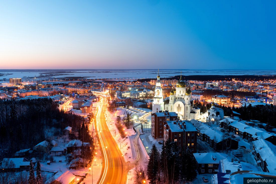 Вечерний Ханты-Мансийск зимой фото