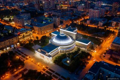 Театр оперы и балета в Новосибирске ночью фото