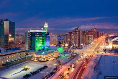 Офис Газпром трансгаз Сургут вечером фото