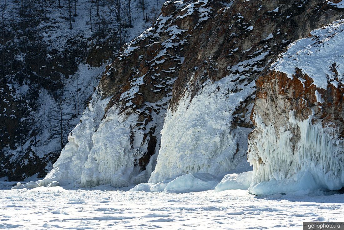 Лёд на скалах Байкала фото