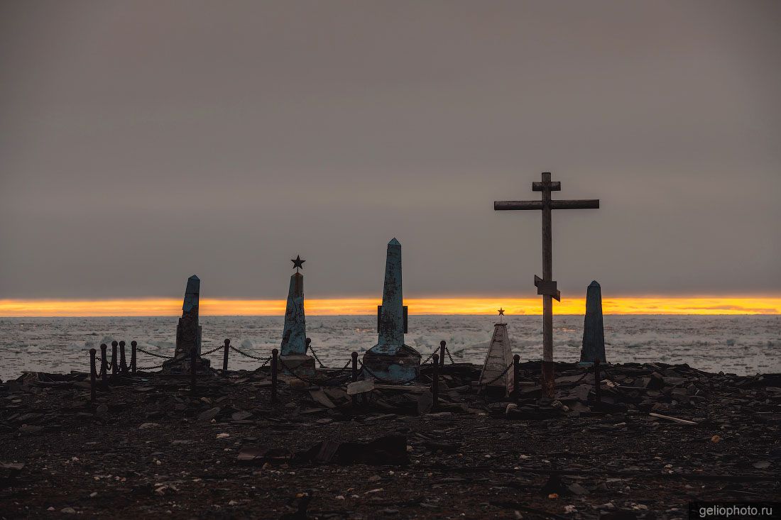 Кладбище полярников на мысе Челюскин фото