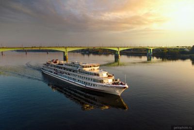 Круизный лайнер на Волге в Ярославле фото